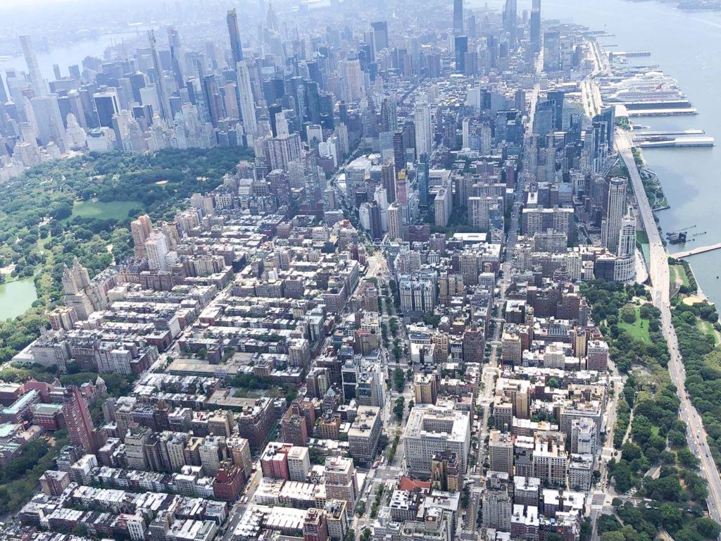 uitzicht over new york vanuit een helikopter zonder deuren