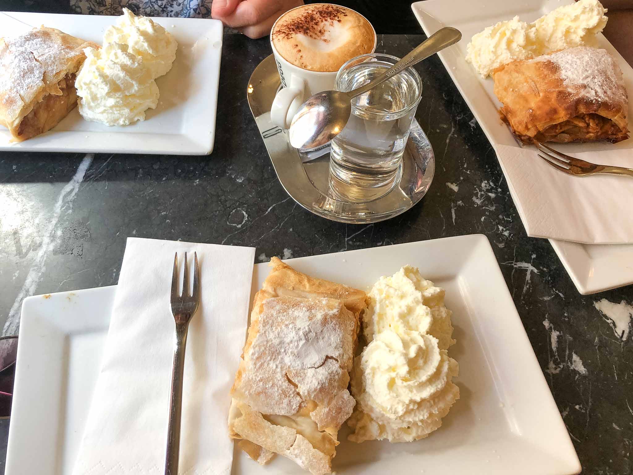 Apfelstrudel eten in Wenen