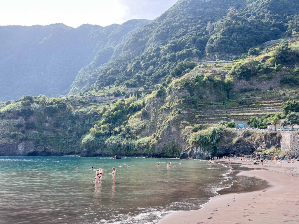 Het strand van Seixal op Madeira