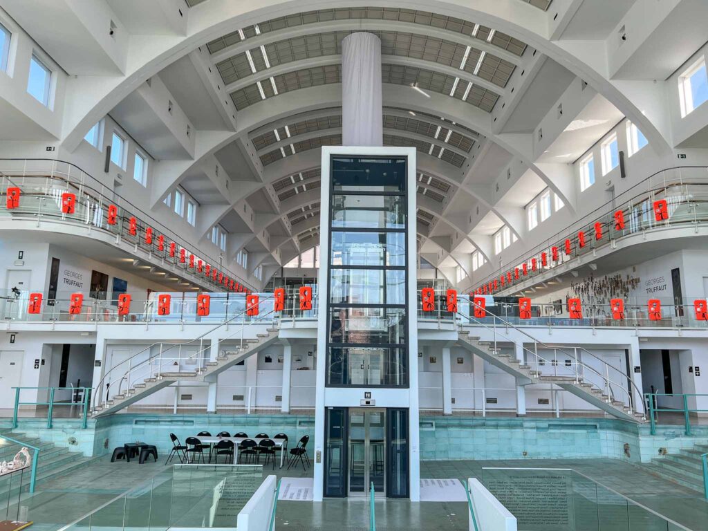 Museum Luik in een zwembad