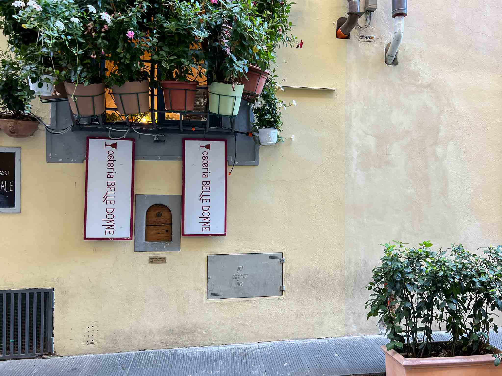 wijn uit een raam in Florence